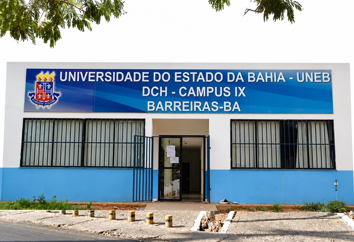 Estudantes e informações sobre o Vestibular UNEB 2027, que oferece 160 vagas no Campus IX, em Barreiras.