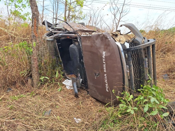 Duas viaturas da RONDESP-Oeste após acidente na BR-242, próximo à Cargill, em Barreiras.
