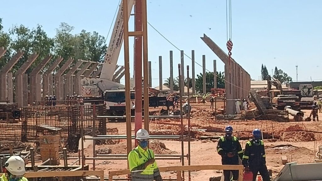 Estrutura em construção na unidade da Galvani em Luís Eduardo Magalhães após acidente de trabalho que deixou quatro mortos e dois feridos.