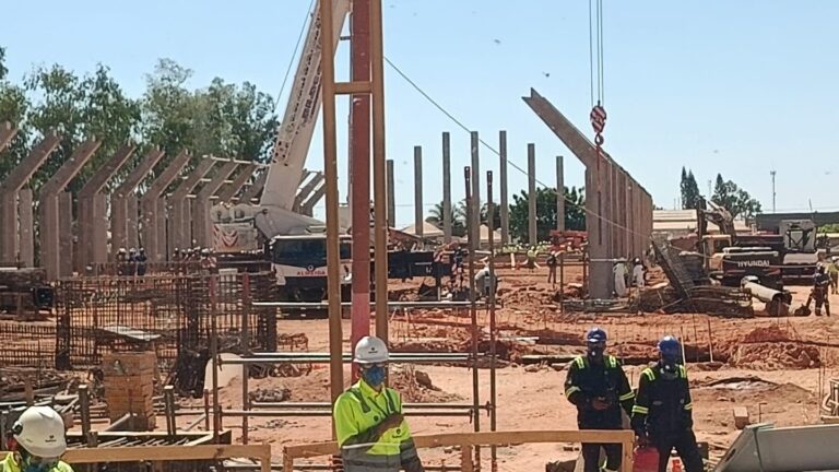 Estrutura em construção na unidade da Galvani em Luís Eduardo Magalhães após acidente de trabalho que deixou quatro mortos e dois feridos.