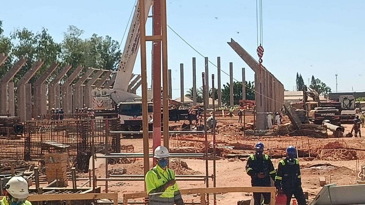 Estrutura em construção na unidade da Galvani em Luís Eduardo Magalhães após acidente de trabalho que deixou quatro mortos e dois feridos.