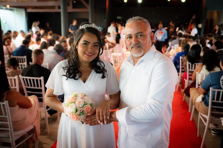 Casais participantes da 7ª edição do projeto Enfim Casados durante cerimônia de casamento coletivo em Luís Eduardo Magalhães.
