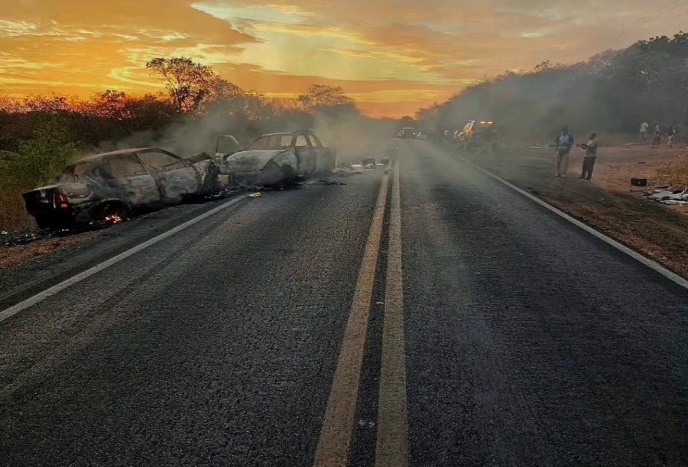 Veículos pegam fogo após colisão frontal na BR-349, entre Correntina e Santa Maria da Vitória, no oeste da Bahia.
