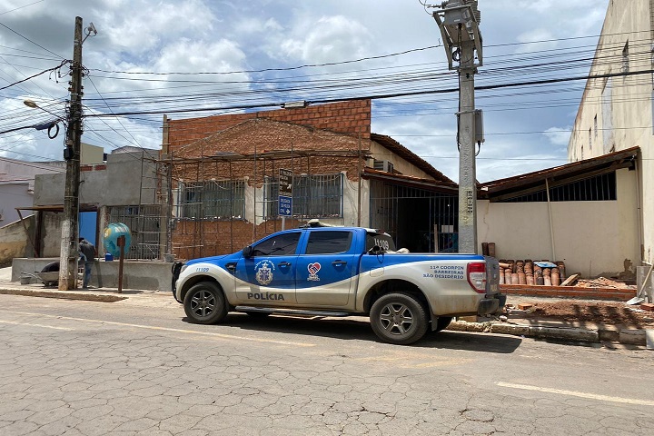 Polícia investiga morte de homem de 45 anos a tiros na zona rural de São Desidério, no oeste da Bahia.