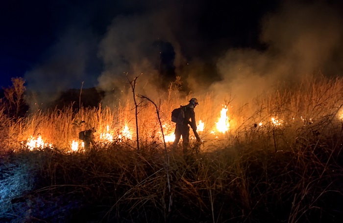 Bombeiros militares combatem incêndio florestal na Serra da Bandeira, em Barreiras, com apoio de aeronaves Air Tractor.