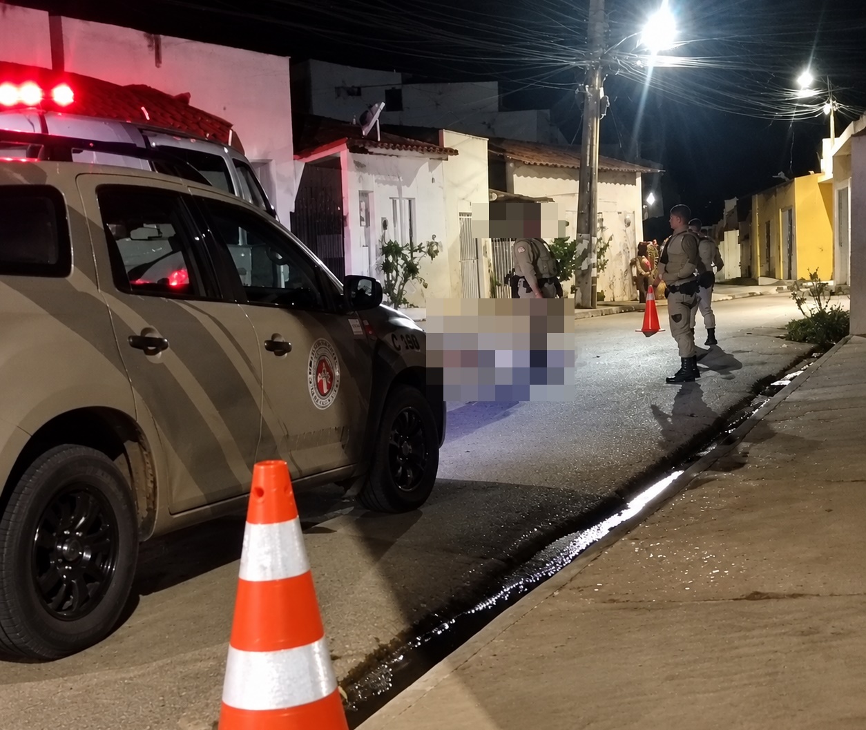 Viatura policial durante atendimento a ocorrência de homicídio na Vila Brasil, em Barreiras.