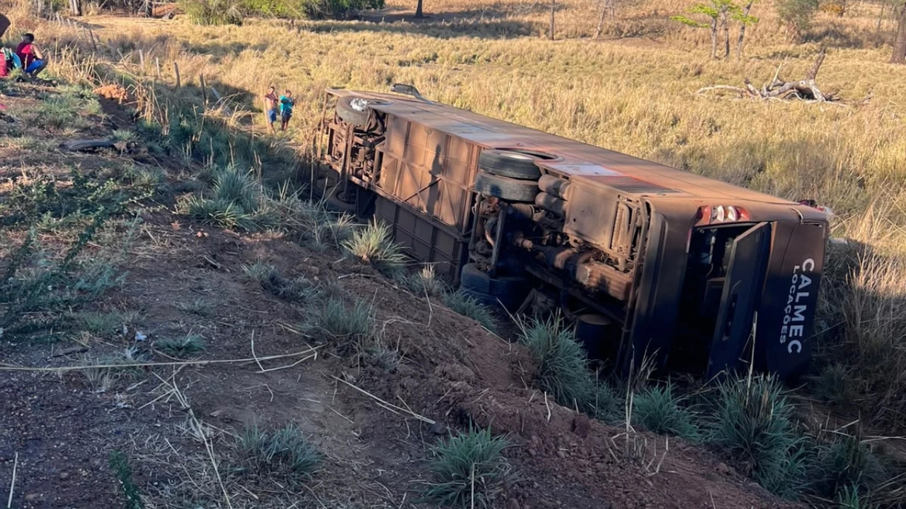 Ônibus que transportava trabalhadores após tombar em uma ribanceira às margens da BR-135, em Formosa do Rio Preto, no Oeste da Bahia.
