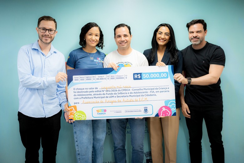 Representantes de onze instituições beneficentes recebem cheques de incentivo financeiro durante cerimônia realizada pela Prefeitura de Luís Eduardo Magalhães e pelo CMDCA.