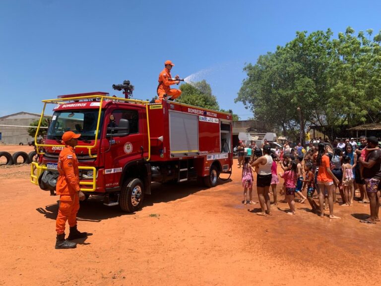 Bombeiros militares do 17º BBM participam de atividades recreativas para crianças em Barreiras, no Oeste da Bahia.