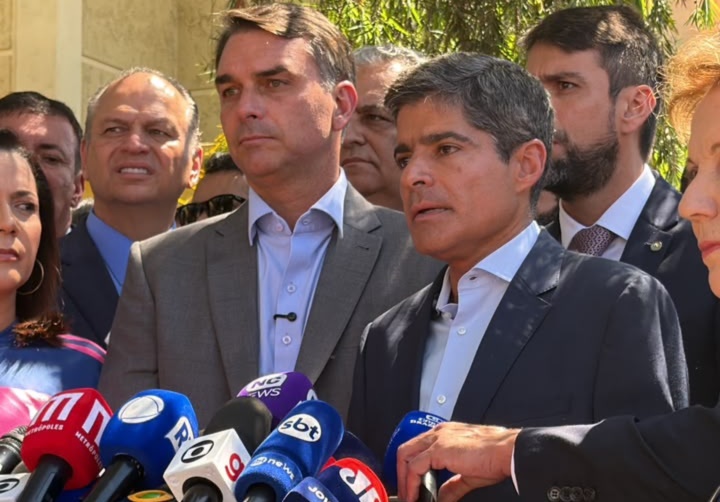 ACM Neto ao lado de Flávio Bolsonaro durante anúncio de apoio à candidatura presidencial na Bahia.