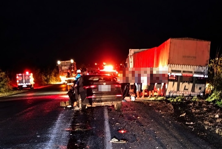 Acidente envolvendo um automóvel e uma carreta na BR-242, em Cristópolis, no oeste da Bahia, deixou uma pessoa morta.