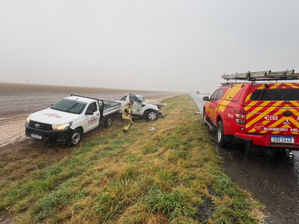 Acidente entre uma caminhonete Ford Ranger e uma carreta Scania na BR-020, próximo à Fazenda Hertz, em São Desidério, no oeste da Bahia.