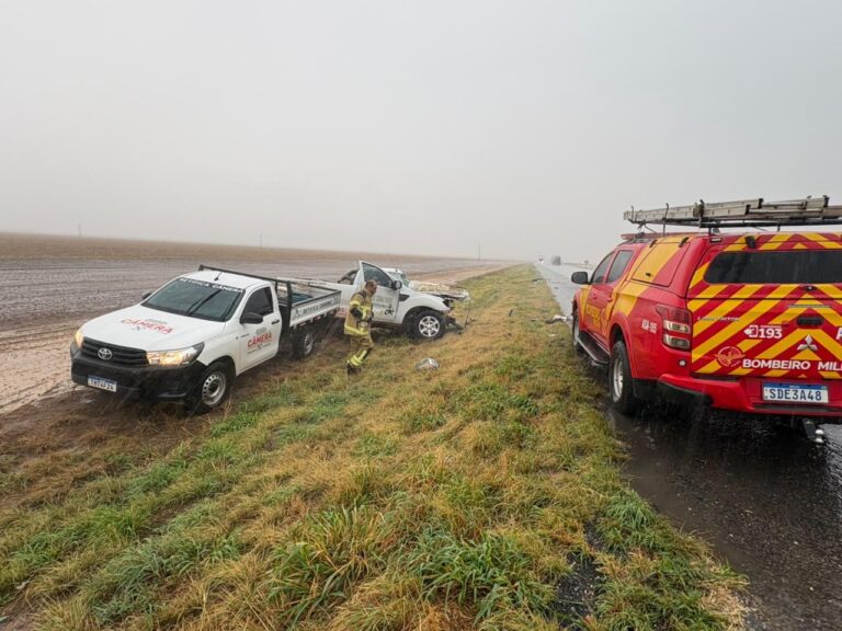 Acidente entre uma caminhonete Ford Ranger e uma carreta Scania na BR-020, próximo à Fazenda Hertz, em São Desidério, no oeste da Bahia.
