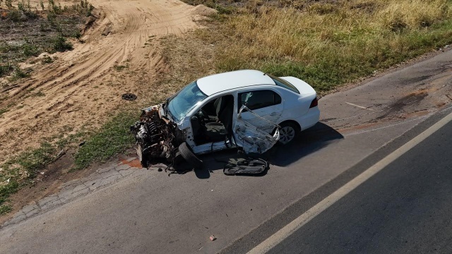 Carro de passeio fica danificado após colisão com carreta na BR-020, na zona rural de Luís Eduardo Magalhães.