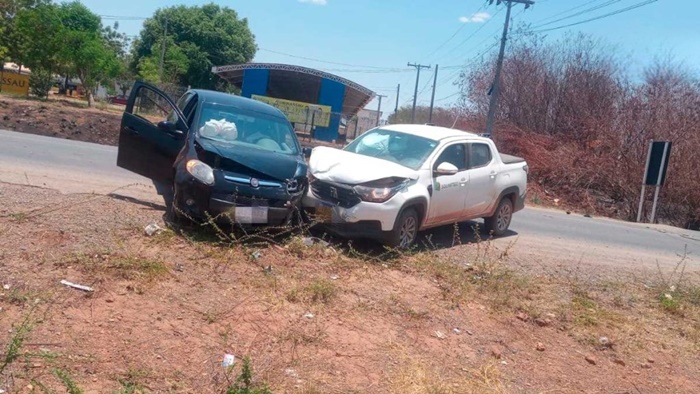 Acidente envolvendo dois carros na BR-135, em Barreiras, deixa duas pessoas feridas e mobiliza atendimento do SAMU.