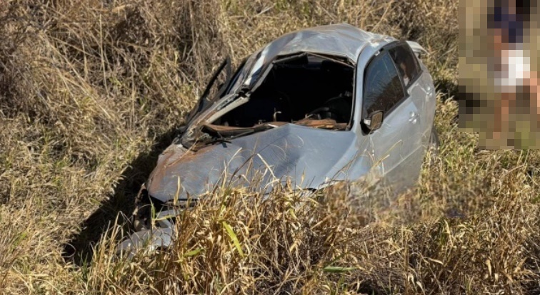 Veículo Toyota Corolla envolvido em acidente com cinco feridos na BR-242, próximo à divisa entre o Oeste da Bahia e Tocantins.