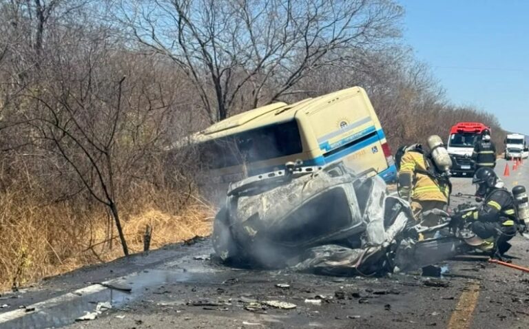 Acidente envolvendo carro e ônibus na BR-430, em Bom Jesus da Lapa, no oeste da Bahia.