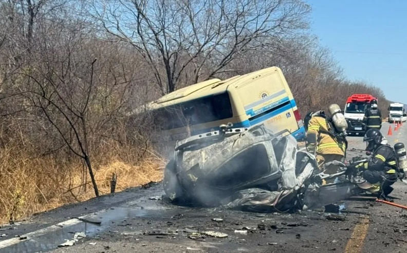 Acidente envolvendo carro e ônibus na BR-430, em Bom Jesus da Lapa, no oeste da Bahia.