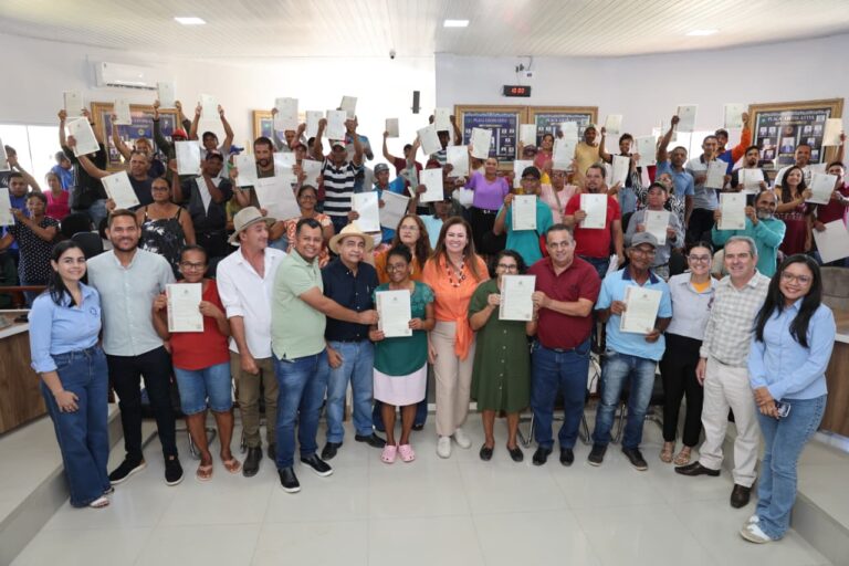 Agricultores familiares de Santa Rita de Cássia e Mansidão recebem títulos de terra durante ação de regularização fundiária no oeste da Bahia.