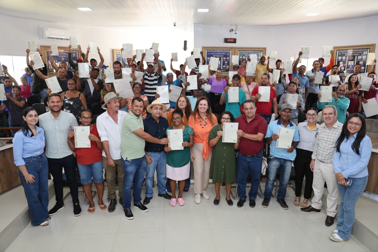 Agricultores familiares de Santa Rita de Cássia e Mansidão recebem títulos de terra durante ação de regularização fundiária no oeste da Bahia.