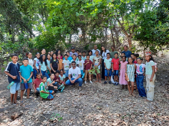 Estudantes participam de atividade de educação ambiental promovida pela Aiba por meio do Projeto Nascentes do Oeste.