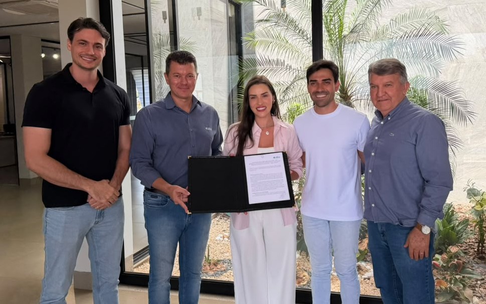 Representantes da Aiba, o prefeito Junior Marabá e a deputada estadual eleita Cinthya Marabá durante encontro em Luís Eduardo Magalhães para discutir demandas do agronegócio baiano.