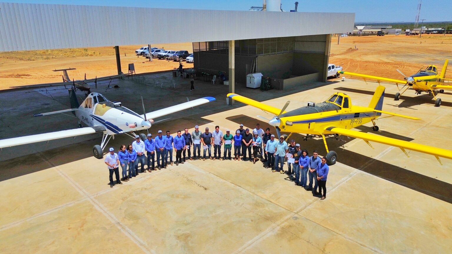 Piloto de avião agrícola durante treinamento para combate aéreo a incêndios no Cerrado baiano.