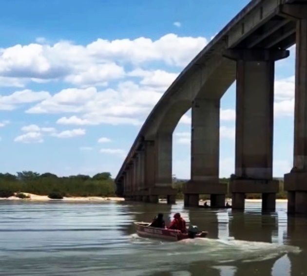 Equipes de resgate realizam buscas por jovem desaparecida após acidente com moto aquática no Rio São Francisco, em Ibotirama, oeste da Bahia.