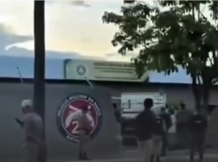 Caminhão após invadir as dependências do 27º Batalhão de Polícia Militar e derrubar parte do muro em Luís Eduardo Magalhães, no oeste da Bahia.