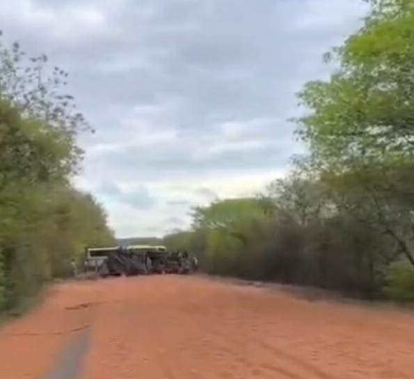 Caminhão tombado interdita os dois sentidos da BR-242 entre Javi, em Muquém do São Francisco, e Ibotirama, no Oeste da Bahia.