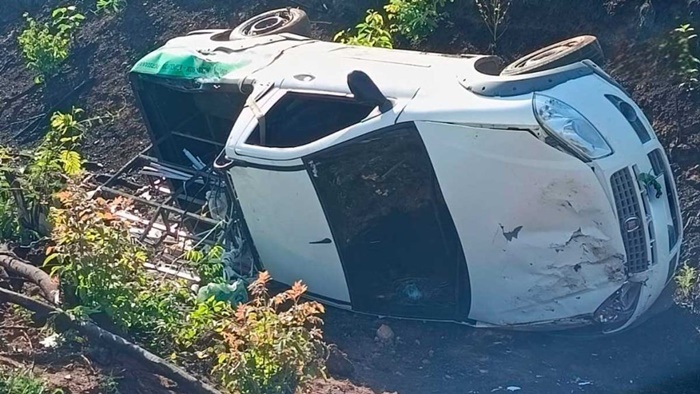 Veículo capota na BA-463 entre São Desidério e Catolândia, no Oeste da Bahia.