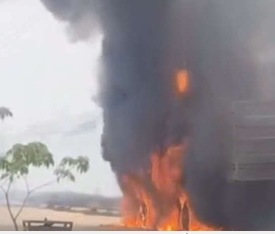 Carreta atingida por incêndio em lote baldio no bairro Jardim Paraíso, em Luís Eduardo Magalhães, no Oeste da Bahia.