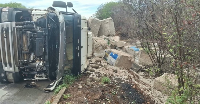 Carreta tombada na BR-242, no trecho de Muquém do São Francisco, no Oeste da Bahia.