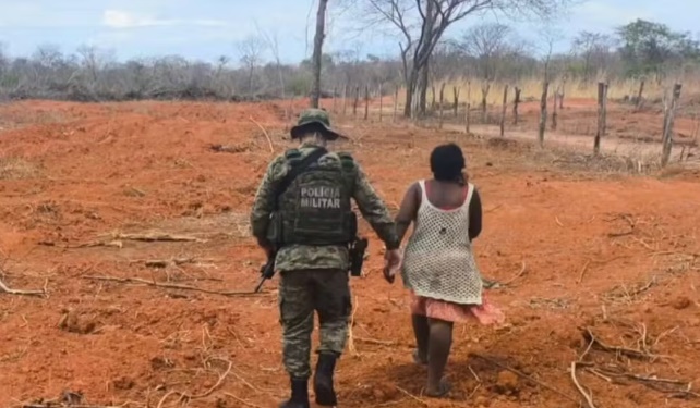 Fiscalização policial em fazenda de produção de carvão vegetal em Brejolândia, no oeste da Bahia, onde um casal foi encontrado em condições de trabalho degradantes.