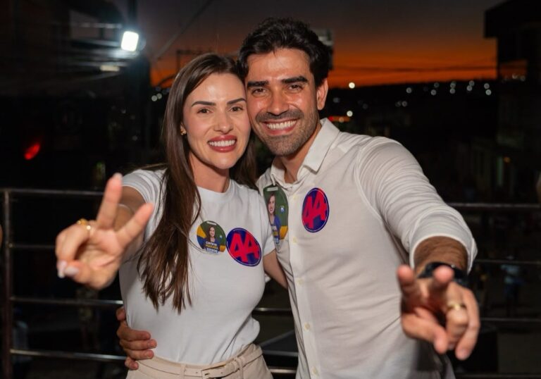 Cinthya Marabá, deputada estadual eleita pela Bahia, durante comemoração após receber 89.063 votos nas eleições de 2026.