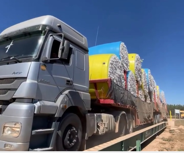 Veículo transporta 20 fardos de algodão em pluma durante a colheita em uma fazenda no Oeste da Bahia.