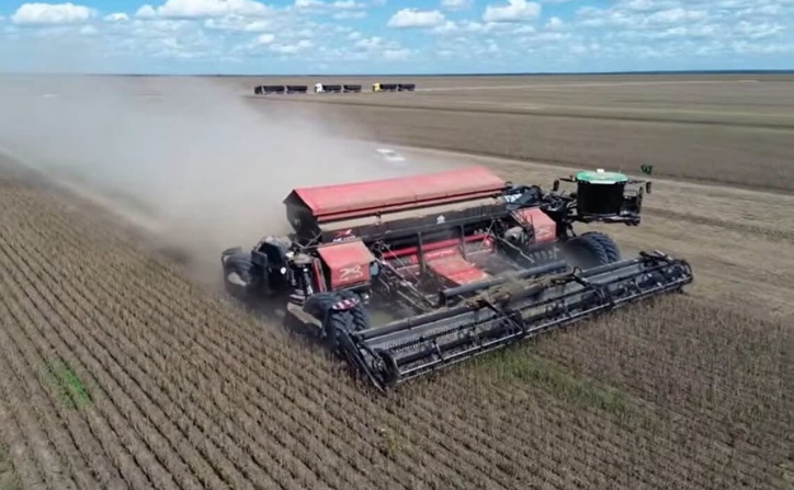 Colheitadeira gigante utilizada na colheita de soja em fazenda de Luís Eduardo Magalhães, no oeste da Bahia, onde foi registrado recorde mundial de produtividade em oito horas.