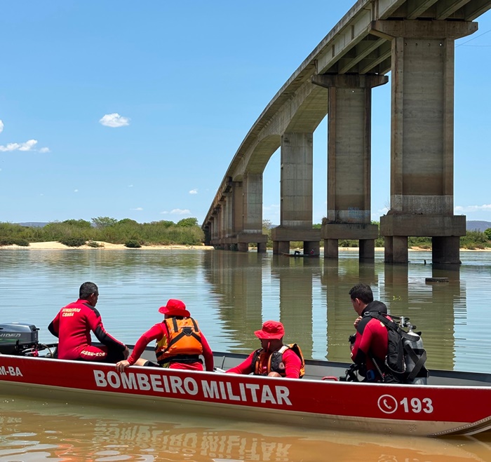 Equipes de resgate durante as buscas por Kemilly Xavier da Silva no Rio São Francisco, em Ibotirama, no Oeste da Bahia.