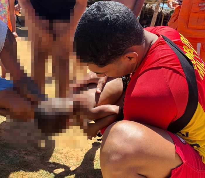 Guarda-vidas do 20º Batalhão de Bombeiros Militar durante atendimento de emergência na Praia da Coroa, em Bom Jesus da Lapa, na Bahia.