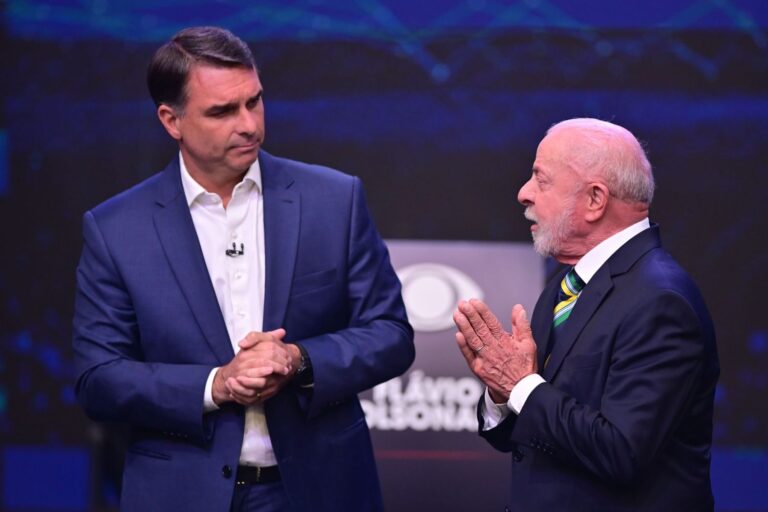 Flávio Bolsonaro e Lula aparecem em pesquisa eleitoral que aponta 51% dos votos válidos para o candidato do PL e 49% para o presidente do PT.