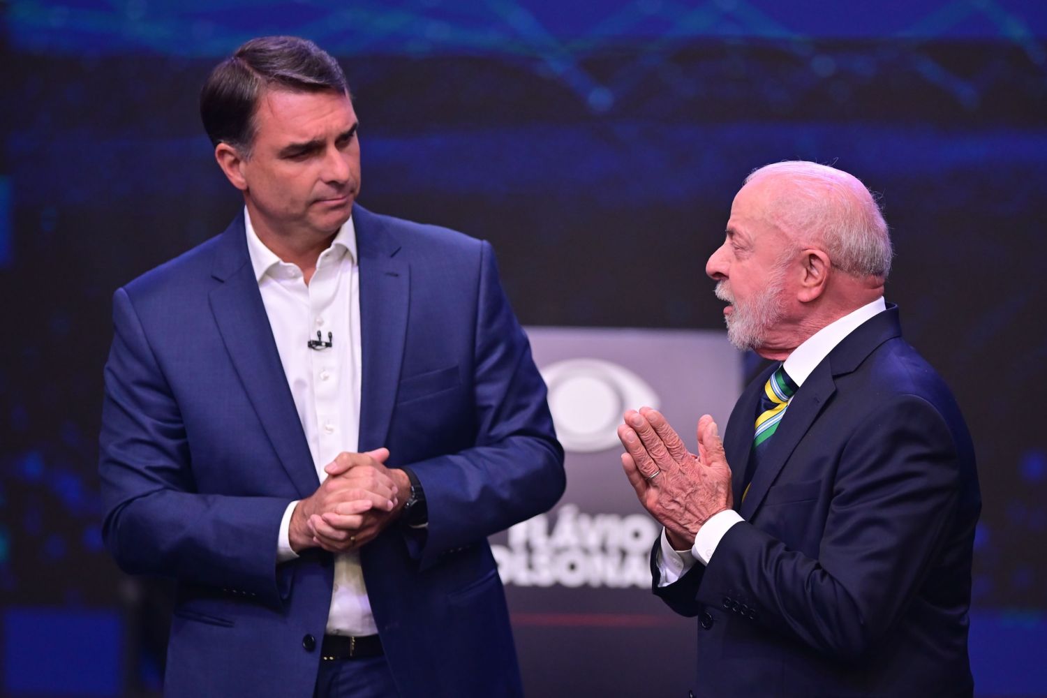 Flávio Bolsonaro e Lula aparecem em pesquisa eleitoral que aponta 51% dos votos válidos para o candidato do PL e 49% para o presidente do PT.