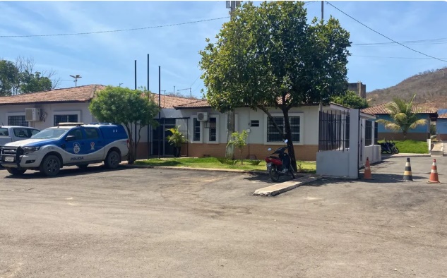 Imagem de câmera de segurança mostra o momento em que um homem aborda uma jovem na rua, em Barreiras, no oeste da Bahia.