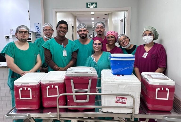 Equipe multiprofissional do Hospital do Oeste durante procedimento relacionado à captação de órgãos para transplantes em Barreiras, no oeste da Bahia.