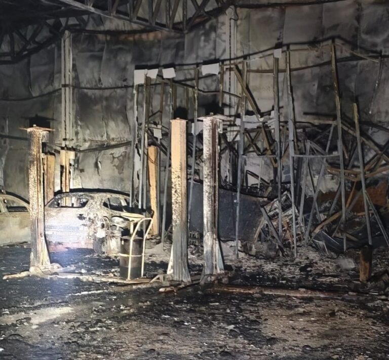 Bombeiros combatem incêndio em concessionária de veículos em Luís Eduardo Magalhães, no oeste da Bahia, onde nove veículos foram destruídos pelo fogo.