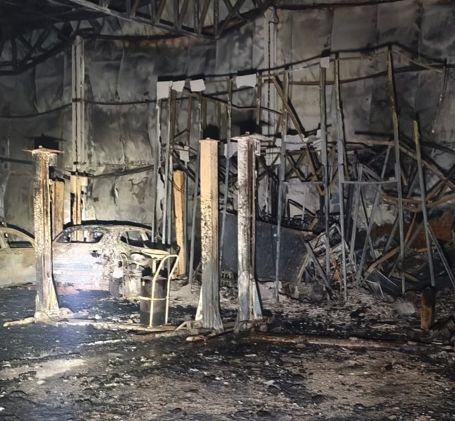 Bombeiros combatem incêndio em concessionária de veículos em Luís Eduardo Magalhães, no oeste da Bahia, onde nove veículos foram destruídos pelo fogo.