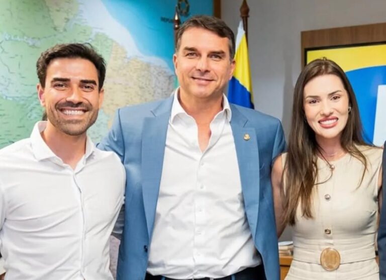 Junior Marabá e Flávio Bolsonaro durante campanha eleitoral em Luís Eduardo Magalhães, no Oeste da Bahia.