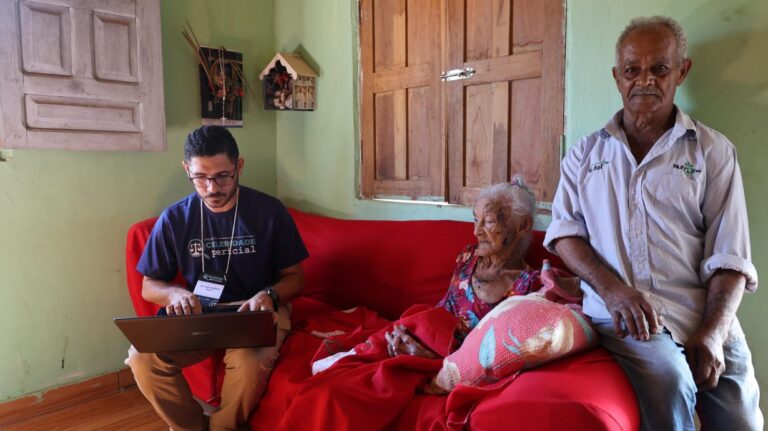 Tribunal de Justiça da Bahia realiza perícia domiciliar na residência de idosa de 110 anos, moradora da zona rural de Serra Dourada, no oeste da Bahia.