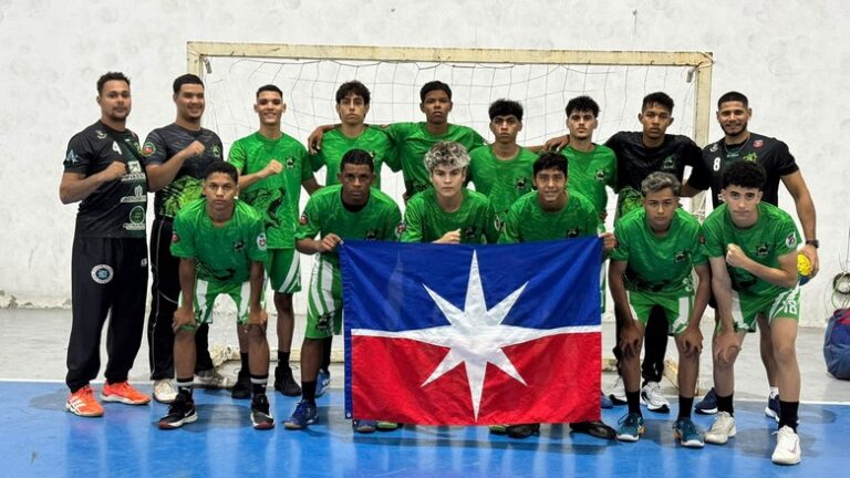 Atletas de Luís Eduardo Magalhães durante participação em torneio regional de handebol e futsal realizado em São Domingos, Goiás.