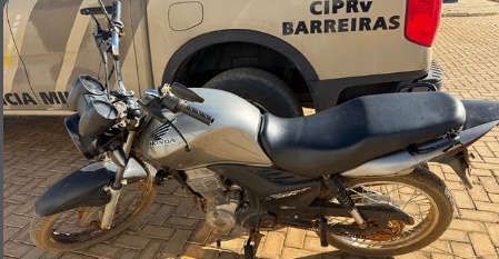 Policiais militares recuperam motocicleta Honda CG 150 com restrição de roubo durante operação em Wanderley, no oeste da Bahia.