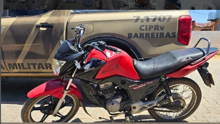 Polícia Militar recupera motocicleta com restrição de furto na BA-161, em Serra do Ramalho, no oeste da Bahia.